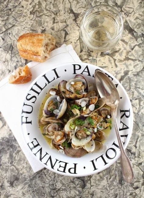 clams-white-wine-sauce-in-a-shallow-bowl