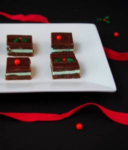 Crème de Menthe Bars - Refreshing mint layered between rich chocolate ganache and a crunchy chocolate graham cracker crust. || ComfortablyDomestic.com