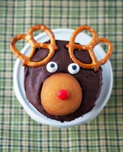 Reindeer Cupcakes - a fun, kid friendly, and easy holiday dessert idea. | ComfortablyDomestic.com