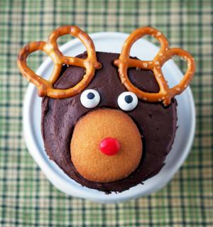 Reindeer Cupcakes - a fun, kid friendly, and easy holiday dessert idea. | ComfortablyDomestic.com