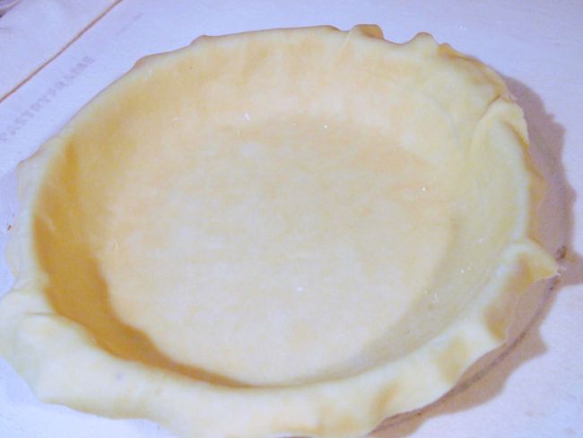 How to Make Pie Crust in a Food Processor -This easy 5-Minute homemade pie crust recipe is from ComfortablyDomestic.com