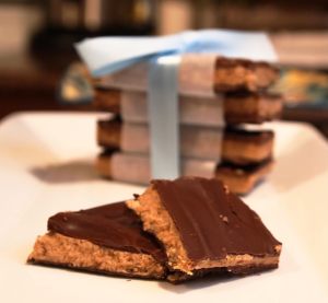 Dark Chocolate SunButter Candy Bars are a delicious, dead-ringer copy cat of a Reese's peanut butter cup, but it's allergy friendly and nut free! | ComfortablyDomestic.com