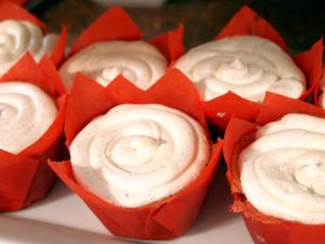 ﻿Strawberry cupcakes with marshmallow buttercream ﻿are moist strawberry-sweetened cupcakes topped with fluffy marshmallow buttercream frosting. | ComfortablyDomestic.com