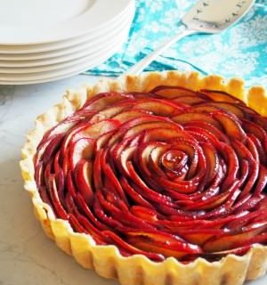 How to make a Rose Apple Pie - Get the step-by-step tutorial on ComfortablyDomestic.com